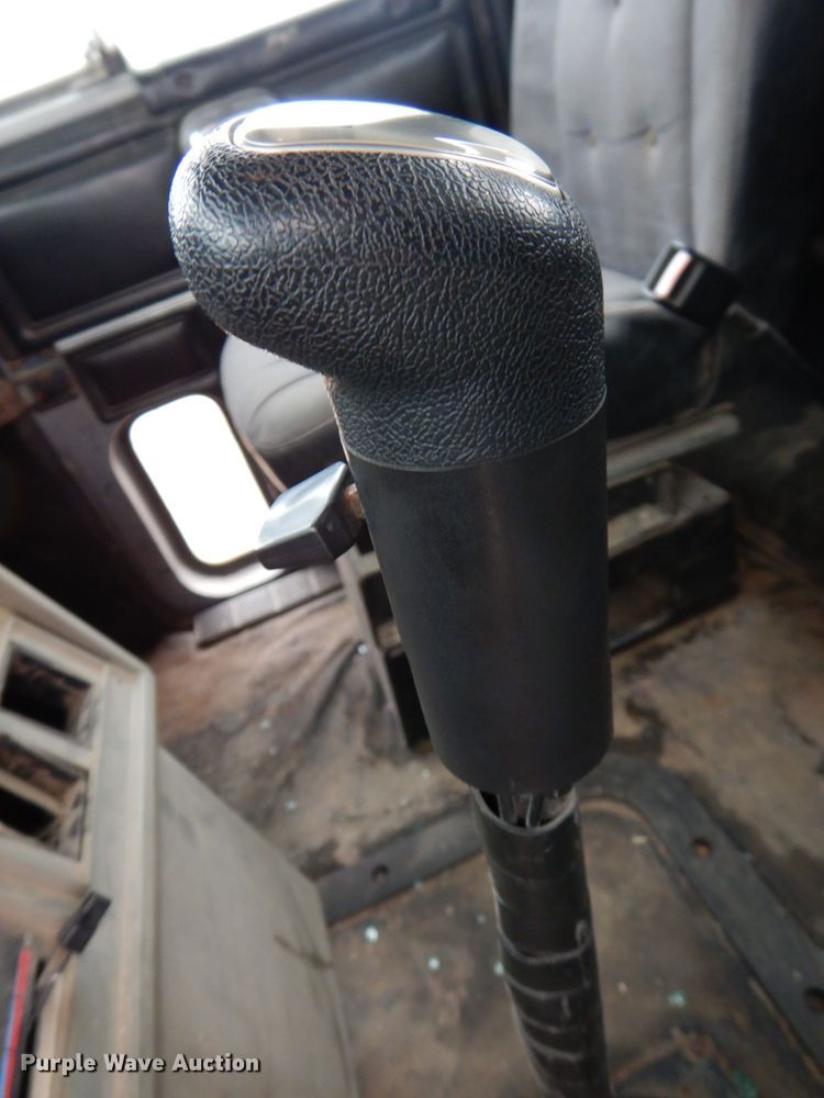 image for item MO9543 1993 Mack CH613  semi truck