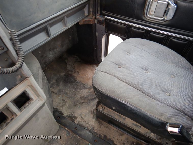 image for item MO9543 1993 Mack CH613  semi truck