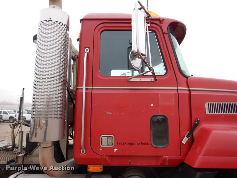 image for item MO9543 1993 Mack CH613  semi truck