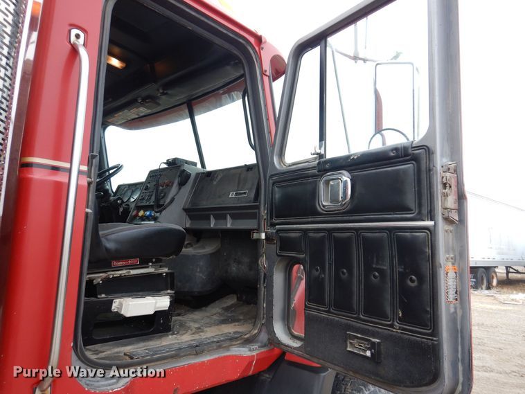 image for item MO9543 1993 Mack CH613  semi truck