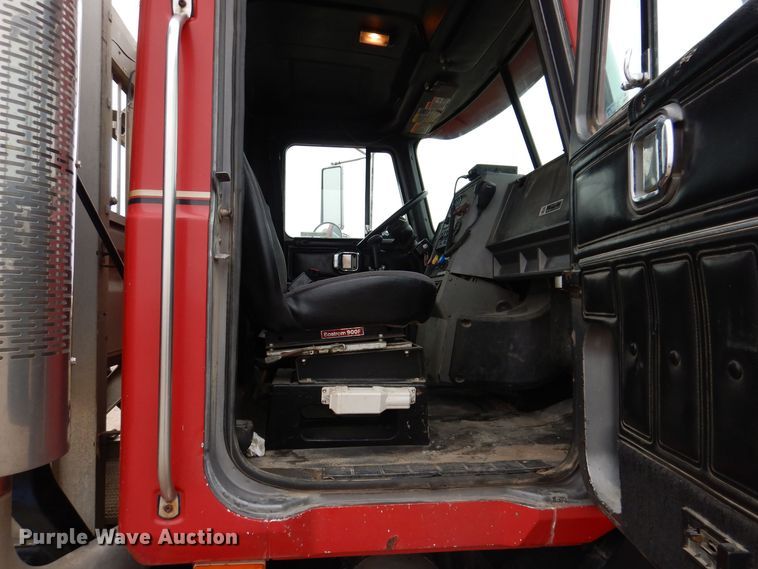 image for item MO9543 1993 Mack CH613  semi truck