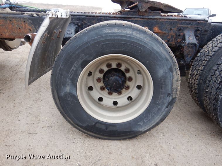 image for item MO9543 1993 Mack CH613  semi truck