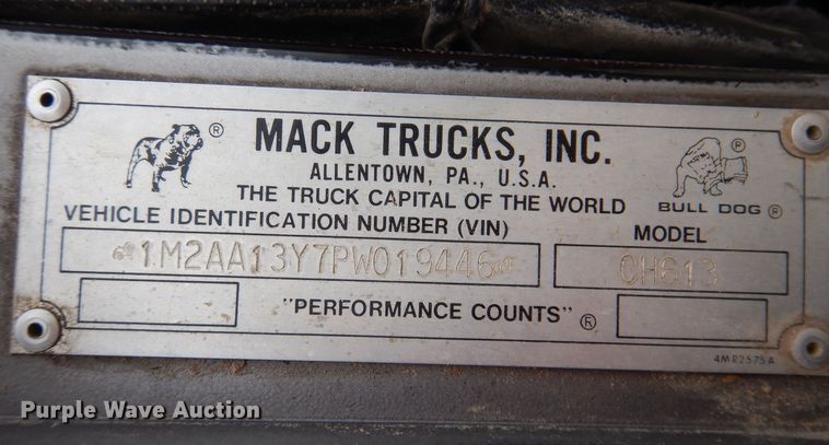 image for item MO9543 1993 Mack CH613  semi truck