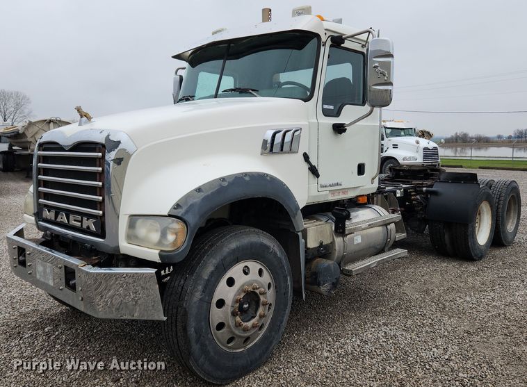 image for item MW9554 2009 Mack GU713  semi truck