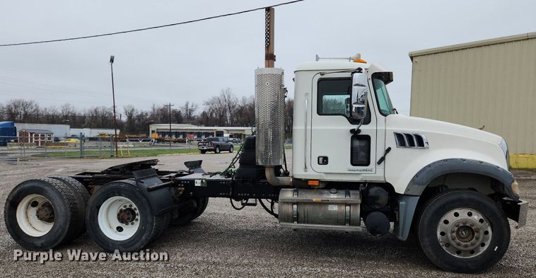 image for item MW9554 2009 Mack GU713  semi truck