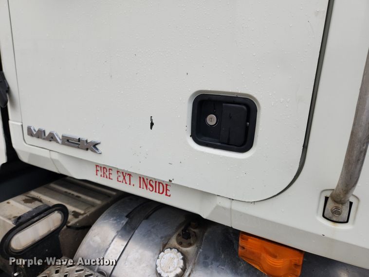 image for item MW9554 2009 Mack GU713  semi truck