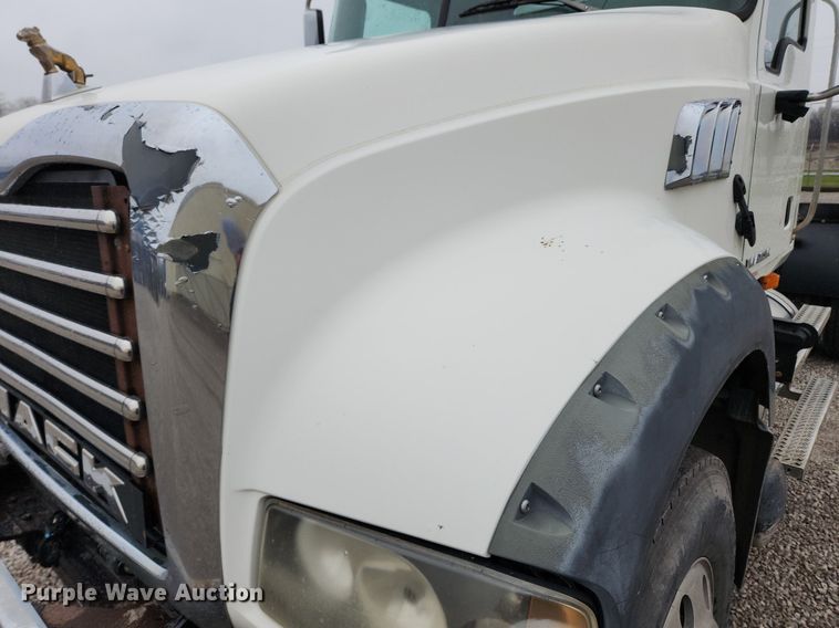 image for item MW9554 2009 Mack GU713  semi truck