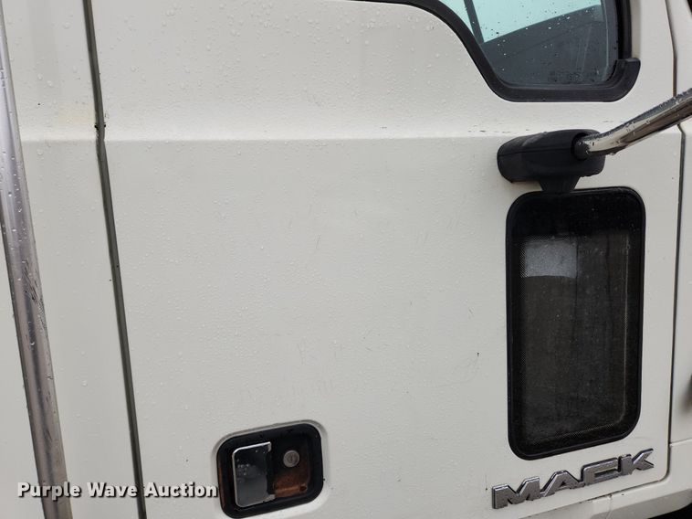 image for item MW9554 2009 Mack GU713  semi truck