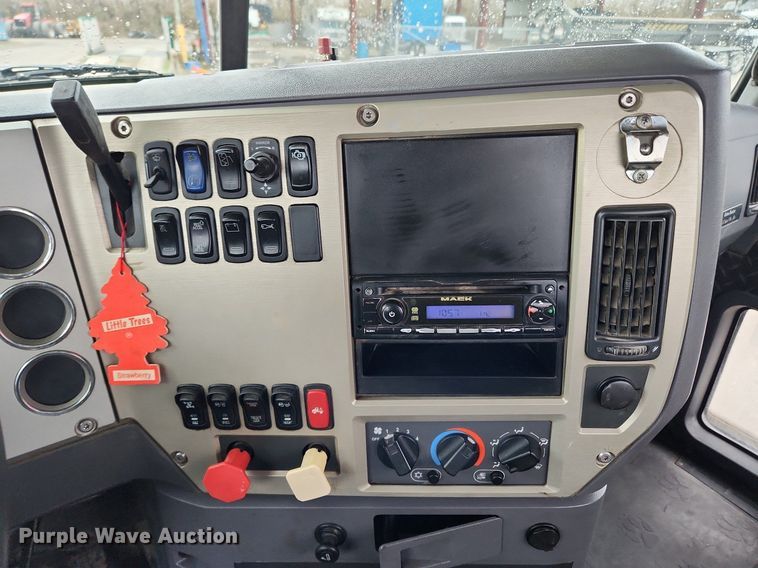 image for item MW9554 2009 Mack GU713  semi truck