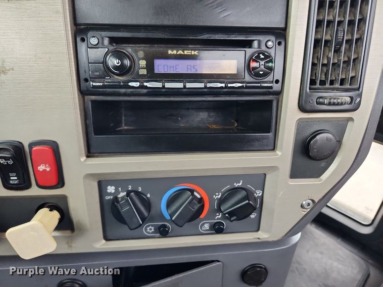 image for item MW9554 2009 Mack GU713  semi truck