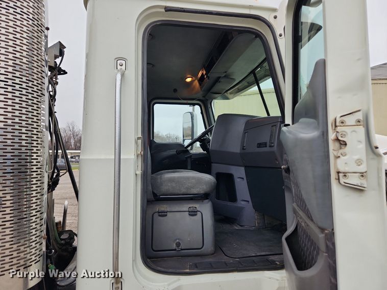 image for item MW9554 2009 Mack GU713  semi truck