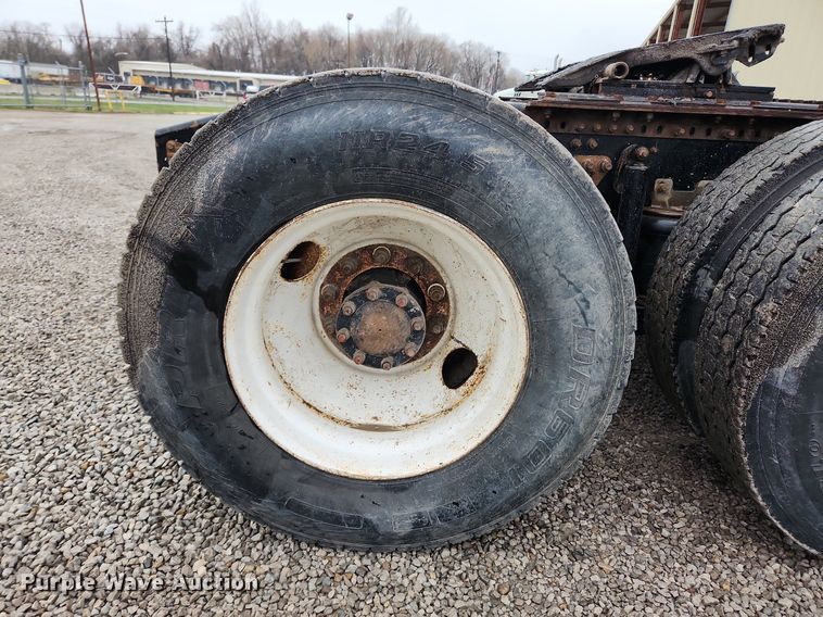 image for item MW9554 2009 Mack GU713  semi truck