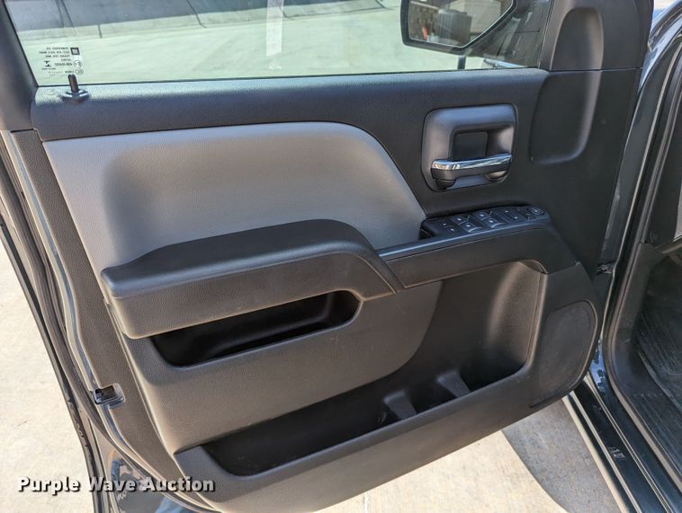 image for item DR6876 2017  Chevrolet Silverado 1500  Crew Cab pickup truck