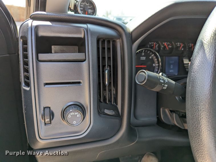 image for item DR6876 2017  Chevrolet Silverado 1500  Crew Cab pickup truck