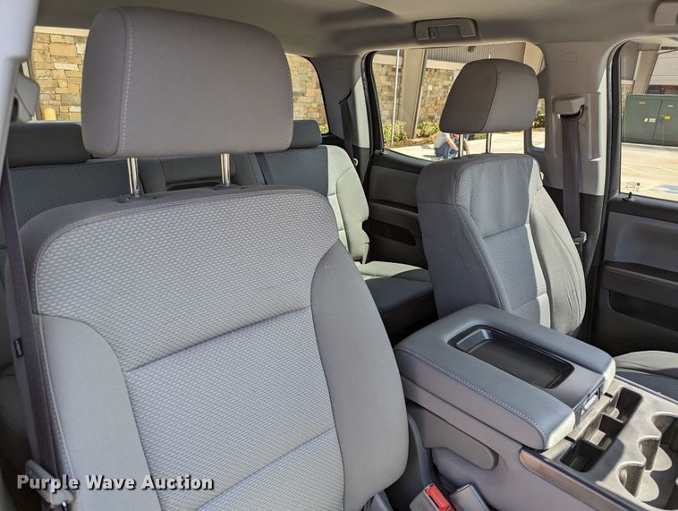 image for item DR6876 2017  Chevrolet Silverado 1500  Crew Cab pickup truck