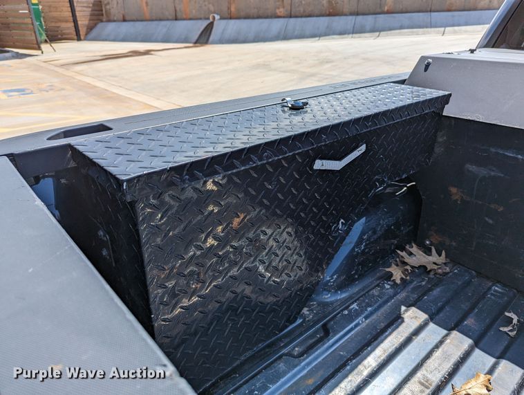 image for item DR6876 2017  Chevrolet Silverado 1500  Crew Cab pickup truck