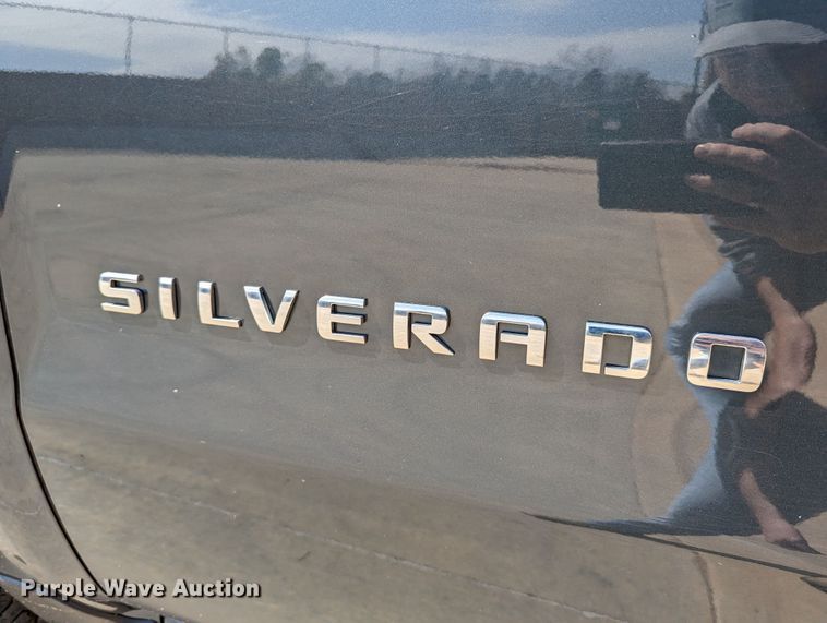 image for item DR6876 2017  Chevrolet Silverado 1500  Crew Cab pickup truck