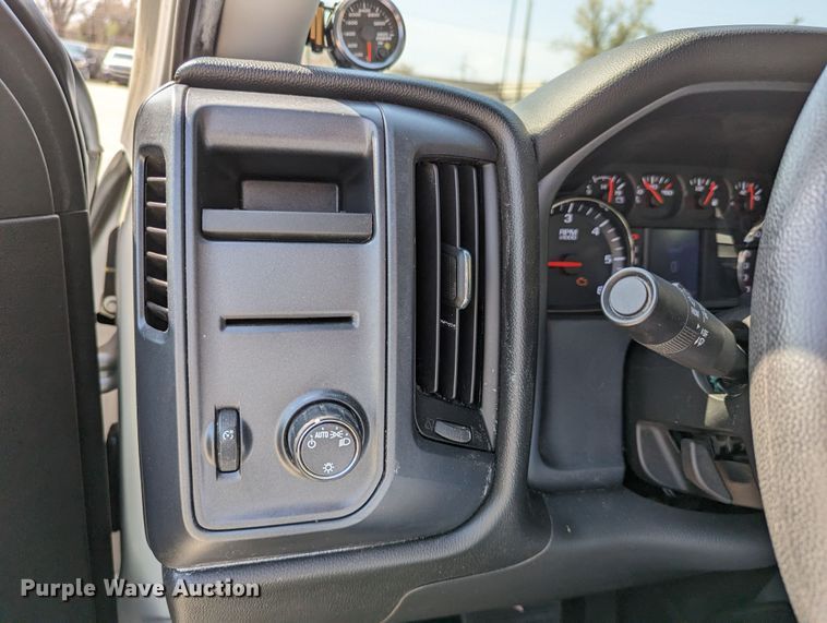 image for item DR6889 2017 Chevrolet Silverado 1500  Crew Cab pickup truck