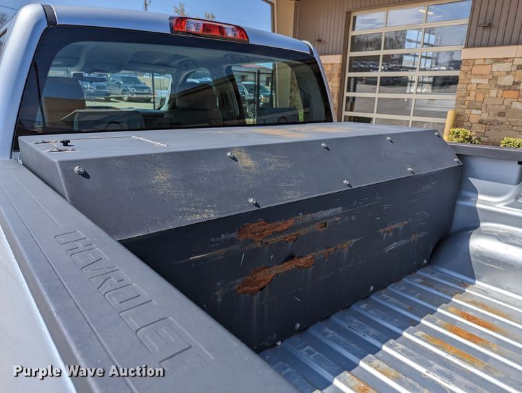 image for item DR6889 2017 Chevrolet Silverado 1500  Crew Cab pickup truck