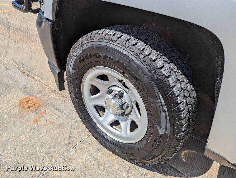 image for item DR6889 2017 Chevrolet Silverado 1500  Crew Cab pickup truck