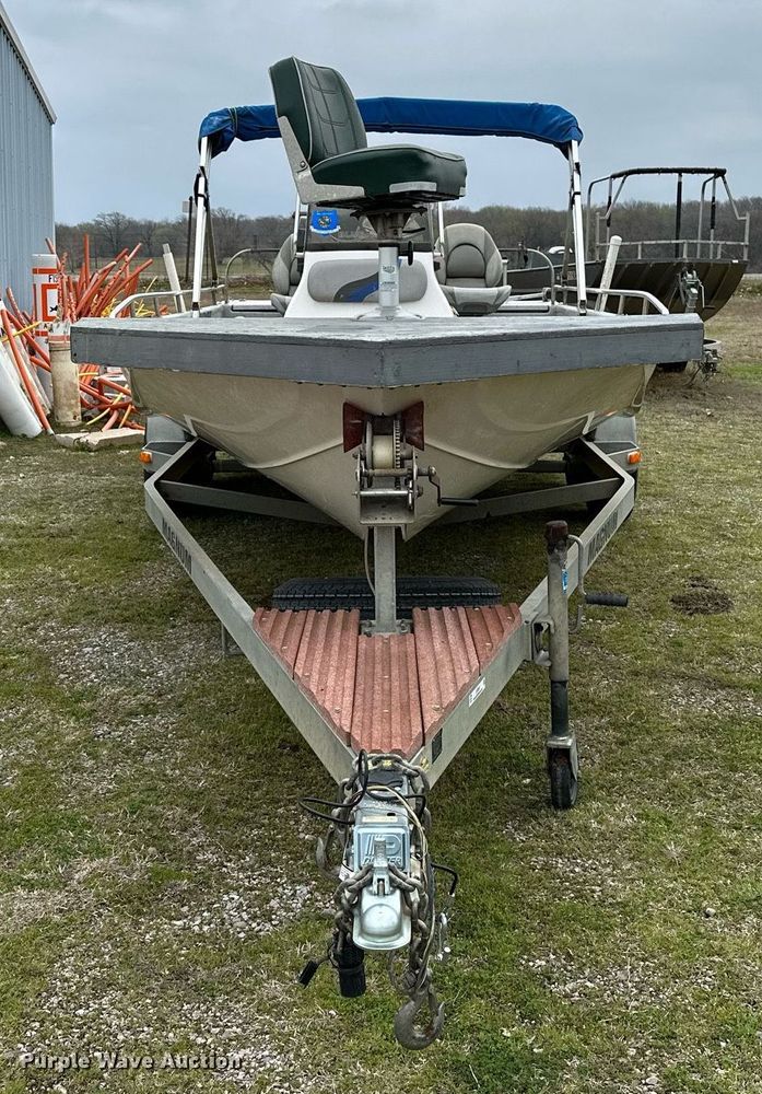 image for item LR9591 2010 Blue Wave 220 Classic  boat