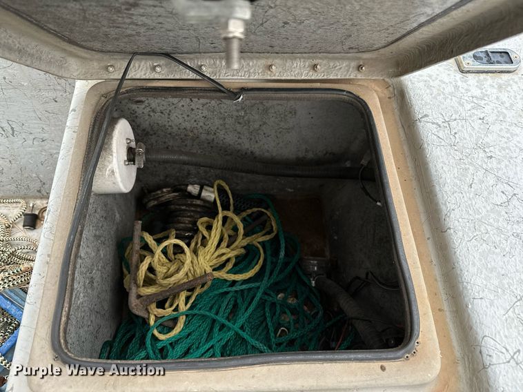 image for item LR9591 2010 Blue Wave 220 Classic  boat