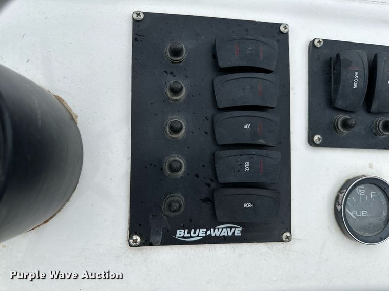 image for item LR9591 2010 Blue Wave 220 Classic  boat