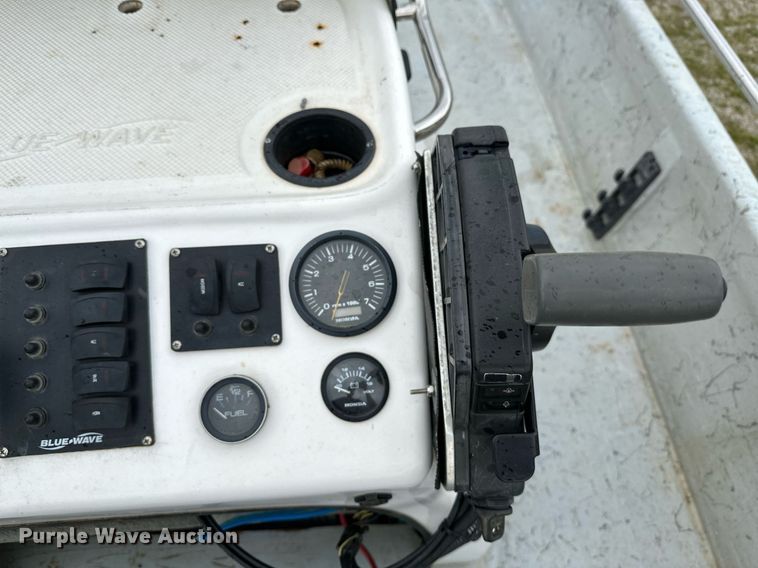 image for item LR9591 2010 Blue Wave 220 Classic  boat