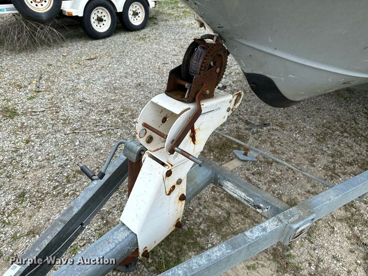 image for item LR9607 2005 Blue Wave 190 Classic boat