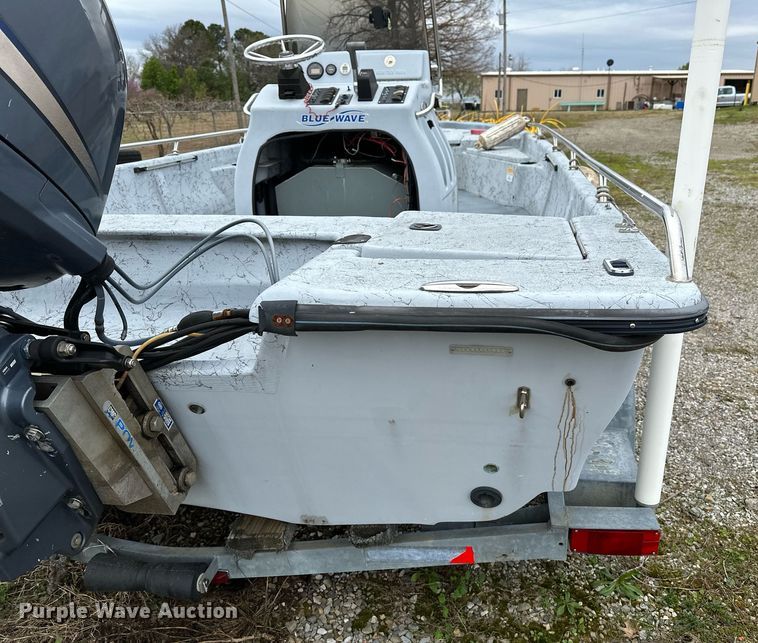 image for item LR9607 2005 Blue Wave 190 Classic boat
