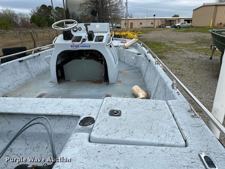 image for item LR9607 2005 Blue Wave 190 Classic boat