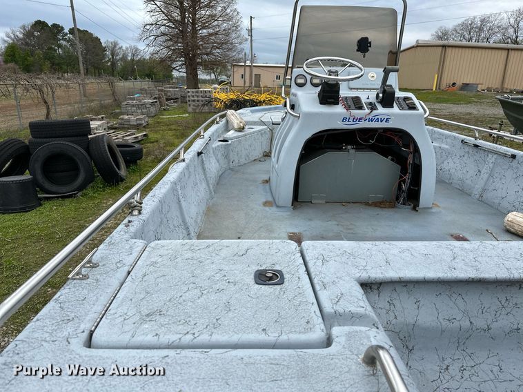 image for item LR9607 2005 Blue Wave 190 Classic boat