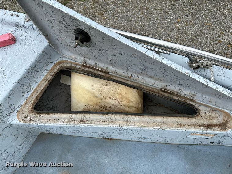 image for item LR9607 2005 Blue Wave 190 Classic boat