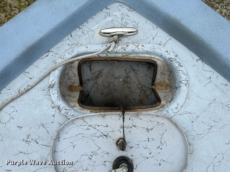 image for item LR9607 2005 Blue Wave 190 Classic boat