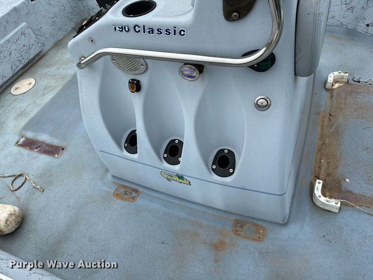 image for item LR9607 2005 Blue Wave 190 Classic boat