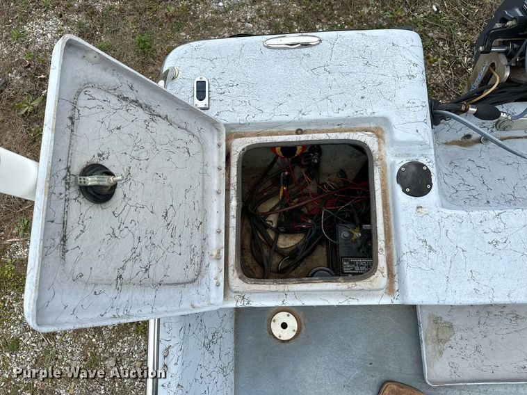 image for item LR9607 2005 Blue Wave 190 Classic boat