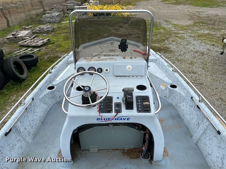 image for item LR9607 2005 Blue Wave 190 Classic boat