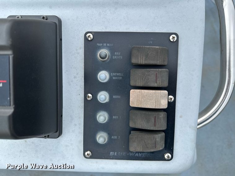 image for item LR9607 2005 Blue Wave 190 Classic boat