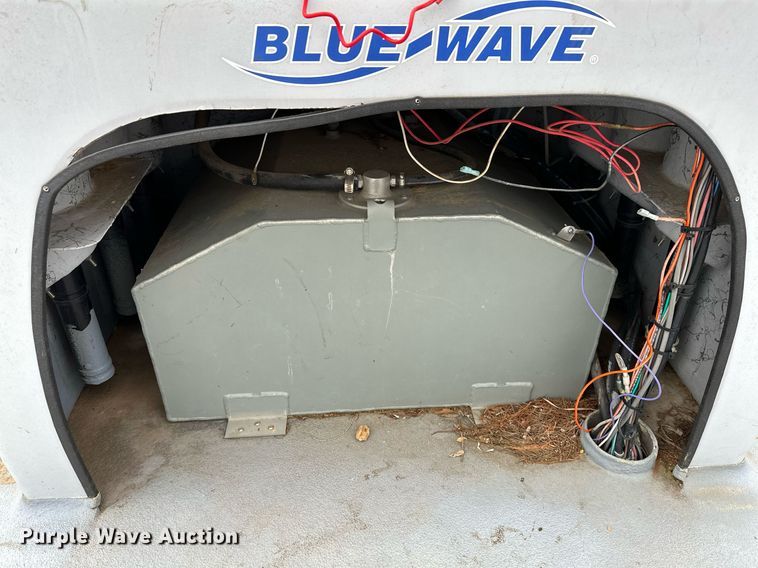 image for item LR9607 2005 Blue Wave 190 Classic boat