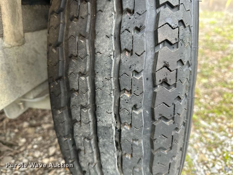 image for item LR9607 2005 Blue Wave 190 Classic boat