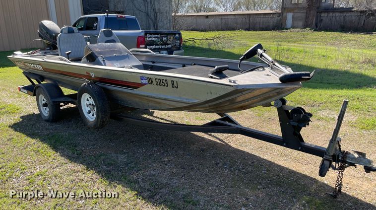 image for item MM9430 1990 Bass Tracker Pro 17  boat