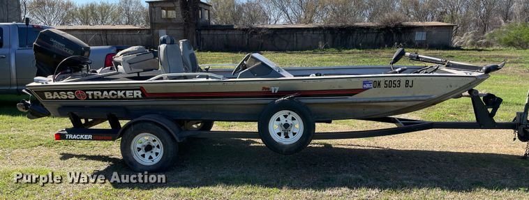 image for item MM9430 1990 Bass Tracker Pro 17  boat