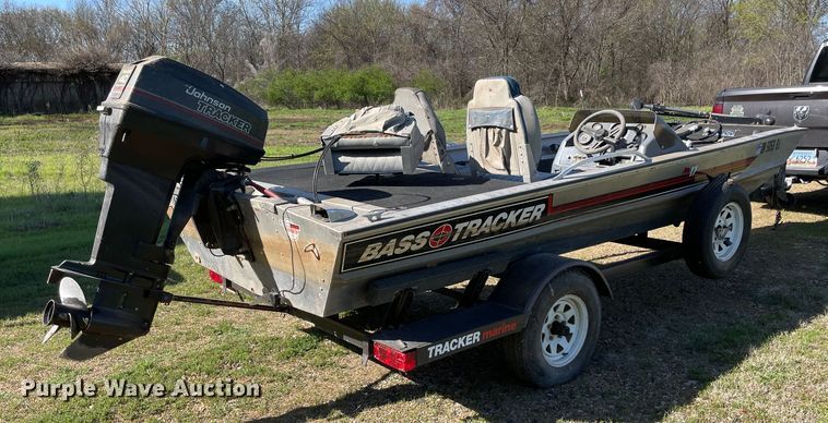image for item MM9430 1990 Bass Tracker Pro 17  boat