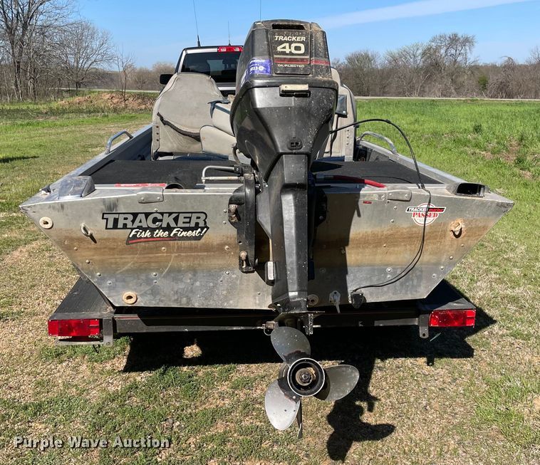 image for item MM9430 1990 Bass Tracker Pro 17  boat