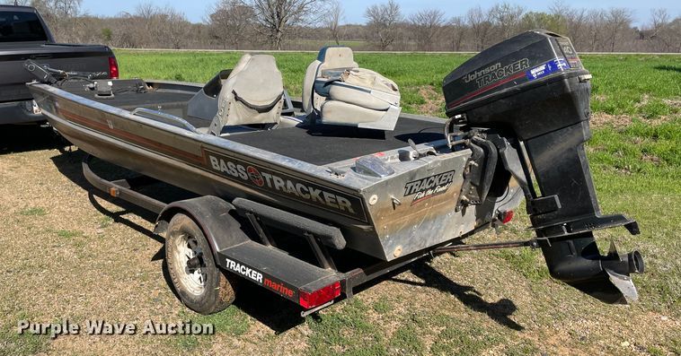 image for item MM9430 1990 Bass Tracker Pro 17  boat