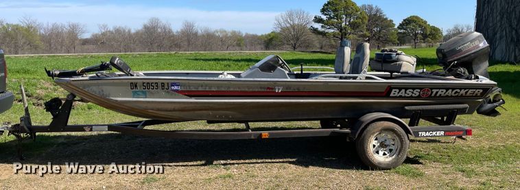 image for item MM9430 1990 Bass Tracker Pro 17  boat