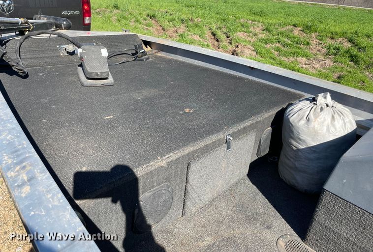 image for item MM9430 1990 Bass Tracker Pro 17  boat