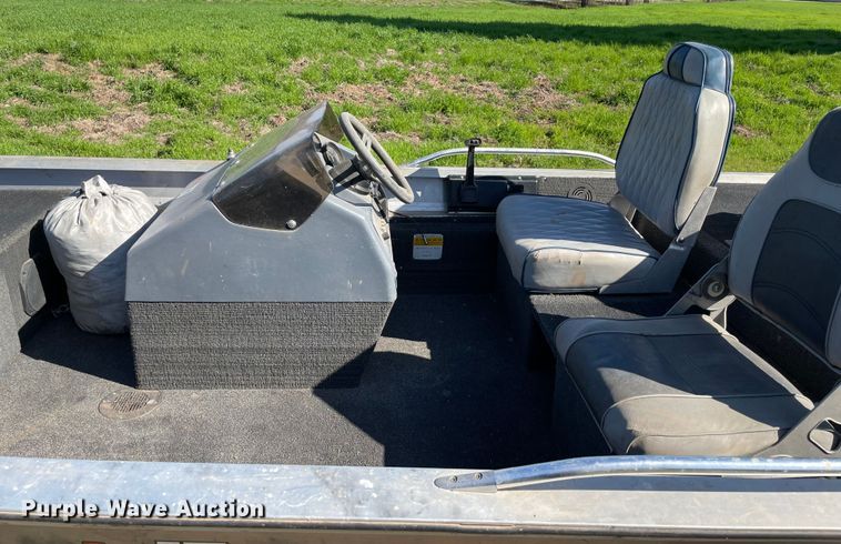 image for item MM9430 1990 Bass Tracker Pro 17  boat