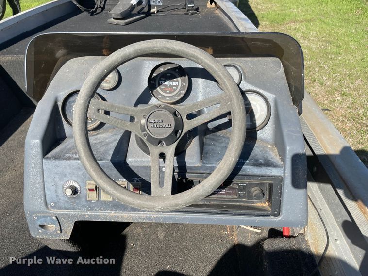 image for item MM9430 1990 Bass Tracker Pro 17  boat