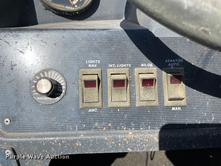 image for item MM9430 1990 Bass Tracker Pro 17  boat